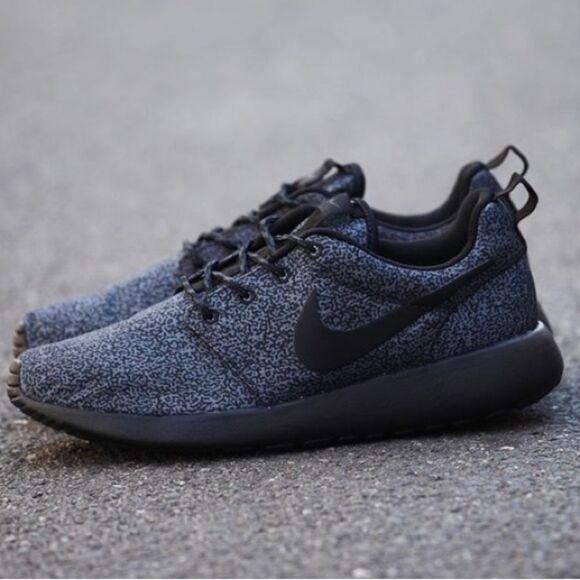 NIKE ROSHE Gray Print Sneakers - Picture 1 of 16
